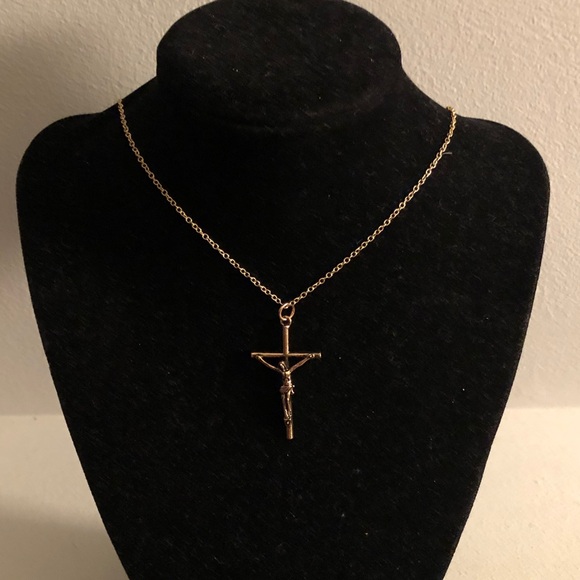 Elegant Gold Crucifix Pendant Necklace - Picture 3 of 7